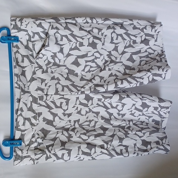 Christopher & Banks Signature Slimming Black White Pattern Shorts Size 16, EUC - Picture 1 of 7